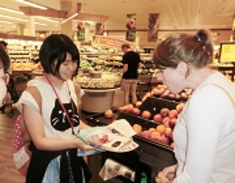 ワシントンDCのスーパーで買い物客にインタビュー.jpg