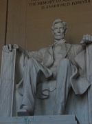 リンカーンの像の足元には緑色のペンキ。誰かの心ないいたずらだそうです.JPG