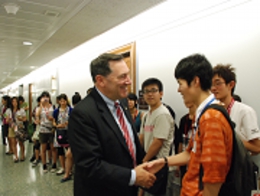 中高生記者と握手するジョー・ドネリー上院議員.JPG