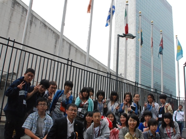 国連本部前で記念撮影.JPG