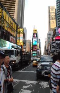 タイムズスクエアの交差点を歩く中高生記者。これでニューヨークともお別れです.jpg