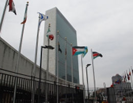 国連本部.と各国の国旗.jpg