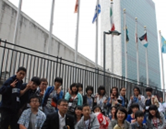 国連本部前で記念写真.jpg