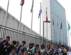 国連本部前で記念写真.jpg