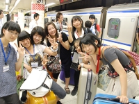 東京駅で成田エクスプレスを待つ東北信地区の女子チームです.JPG