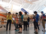 国立航空宇宙博物館の別館で取材する中高生記者たち.JPG